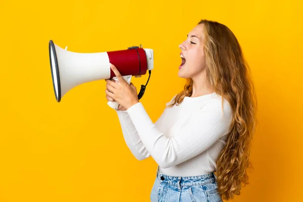 Young Blonde Woman Isolated Yellow Background Shouting Megaphone Announce Something — Stock Photo, Image