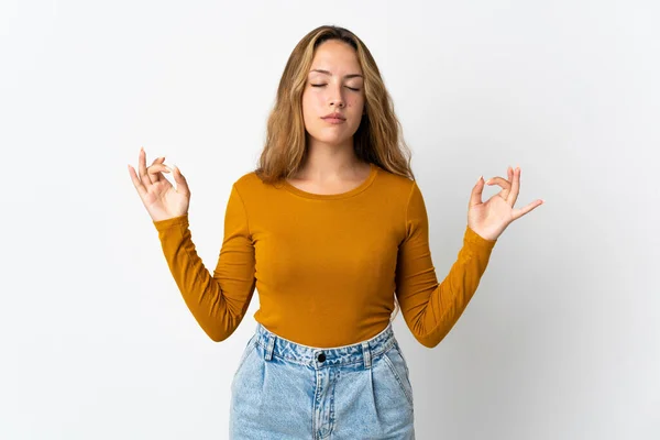 Jeune Femme Blonde Isolée Sur Fond Bleu Pose Zen — Photo