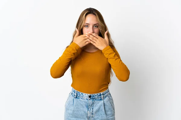 Young Blonde Woman Isolated Blue Background Covering Mouth Hands — Stock Photo, Image