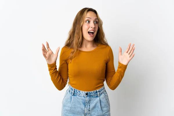 Jovem Loira Isolada Fundo Azul Com Expressão Facial Surpresa — Fotografia de Stock