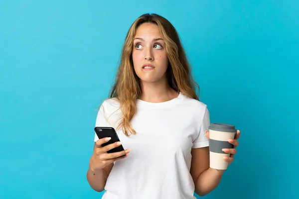 Young Blonde Woman Isolated Blue Background Holding Coffee Take Away — Φωτογραφία Αρχείου