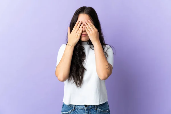 Mujer Joven Caucásica Aislada Sobre Fondo Púrpura Cubriendo Los Ojos —  Fotos de Stock