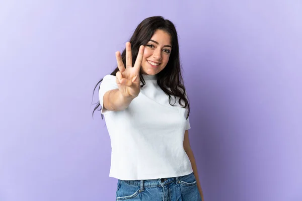 Молодая Белая Женщина Изолированная Фиолетовом Фоне Счастлива Считает Троих Пальцами — стоковое фото