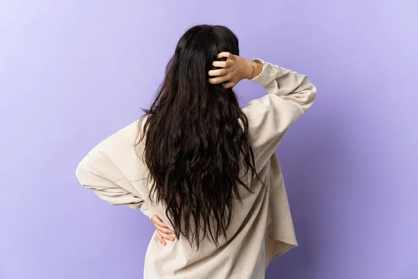 Mulher Caucasiana Jovem Isolado Fundo Roxo Posição Traseira Pensando — Fotografia de Stock