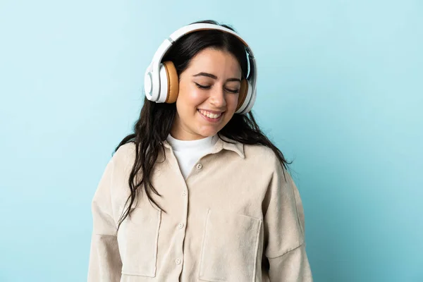 Νεαρή Καυκάσια Γυναίκα Απομονωμένη Μπλε Φόντο Ακούγοντας Μουσική — Φωτογραφία Αρχείου
