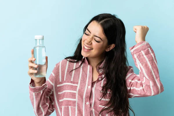 Jovem Com Uma Água Isolada Fundo Azul Celebrando Uma Vitória — Fotografia de Stock