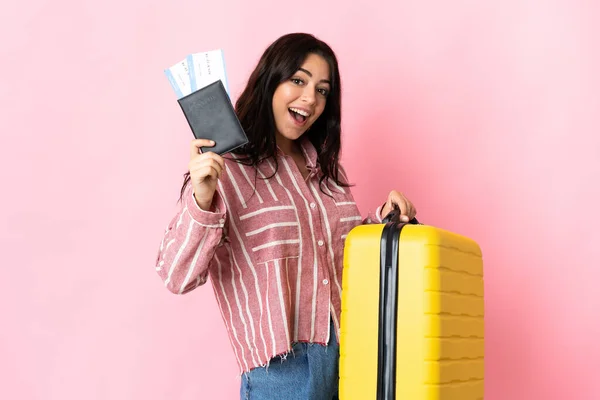 Молода Біла Жінка Ізольована Рожевому Тлі Відпустці Валізою Паспортом — стокове фото