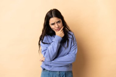 Tecrit edilmiş geçmişi olan beyaz bir kadın. Şüpheleri var.