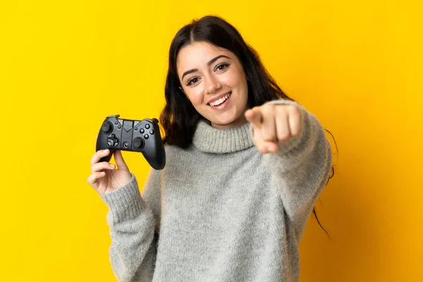 Mulher Jogando Com Controlador Videogame Isolado Fundo Amarelo Aponta Dedo — Fotografia de Stock