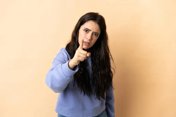 Joven Mujer Caucásica Sobre Fondo Aislado Frustrado Señalando Hacia Frente — Foto de Stock