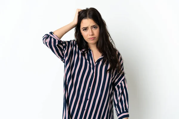 Kafkasyalı genç bir kadın soyutlanmış bir geçmişe sahip ve hayal kırıklığı ifadesi var.