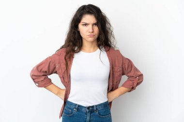 Genç Rus kız, beyaz arka planda izole edilmiş, kızgın.