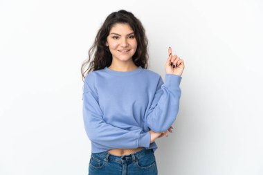 Beyaz arka planda izole edilmiş genç Rus kız mutlu ve dik duruyor.