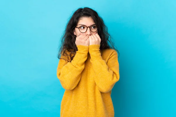 Adolescente Russo Menina Isolado Fundo Azul Nervoso Assustado Colocando Mãos — Fotografia de Stock