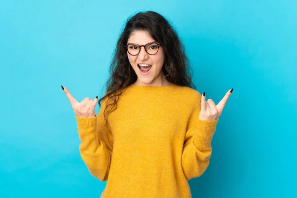 Teenager Russian Girl Isolated Blue Background Making Horn Gesture — Stock fotografie
