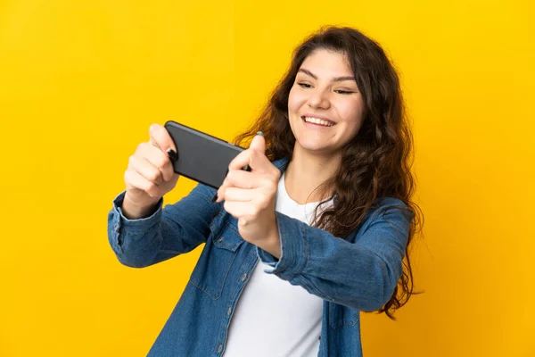 Teenager Ρωσίδα Απομονωμένη Κίτρινο Φόντο Παίζοντας Κινητό Τηλέφωνο — Φωτογραφία Αρχείου