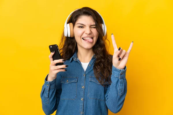 Teenager Russian Girl Isolated Yellow Background Listening Music Mobile Making — Stock fotografie