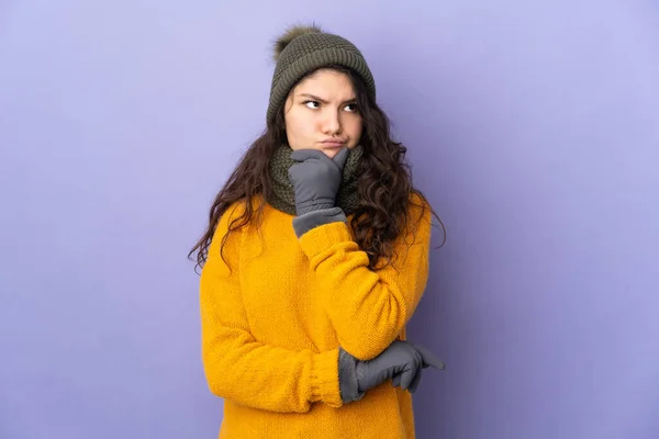 Adolescente Russo Menina Com Chapéu Inverno Isolado Fundo Roxo Com — Fotografia de Stock