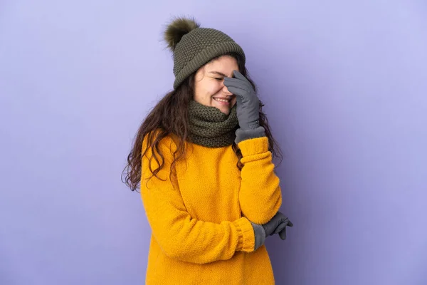 Ragazza Russa Adolescente Con Cappello Invernale Isolato Sfondo Viola Ridere — Foto Stock