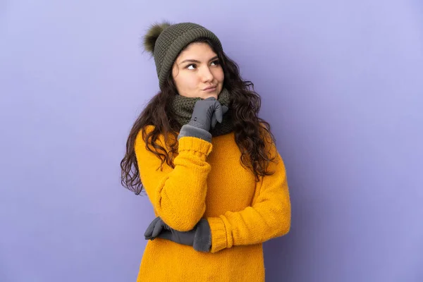 Ragazza Russa Adolescente Con Cappello Invernale Isolato Sfondo Viola Guardando — Foto Stock