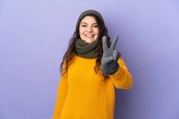 Ragazza Russa Adolescente Con Cappello Invernale Isolato Sfondo Viola Sorridente — Foto Stock