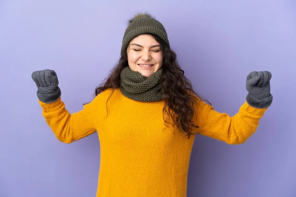 Teenager Russian Girl Winter Hat Isolated Purple Background Doing Strong — Stockfoto