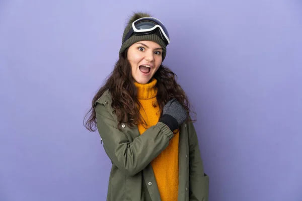 Tonåring Ryska Flicka Med Snowboard Glasögon Isolerad Lila Bakgrund Firar — Stockfoto