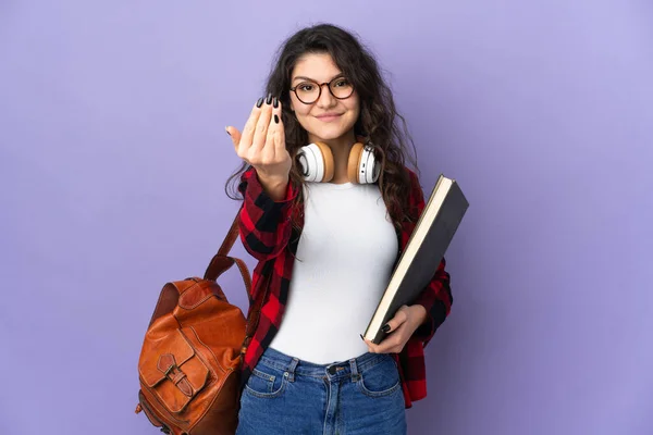 Estudante Adolescente Isolado Fundo Roxo Convidando Para Vir Com Mão — Fotografia de Stock