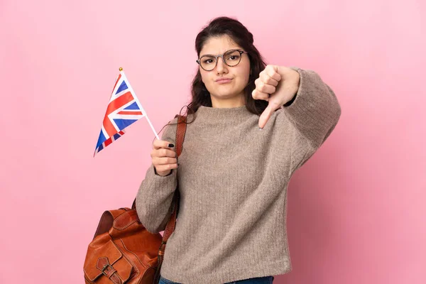 Junge Russin Mit Britischer Flagge Auf Rosa Hintergrund Zeigt Daumen — Stockfoto