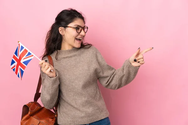 Junge Russin Mit Einer Britischen Flagge Auf Rosa Hintergrund Zeigt — Stockfoto