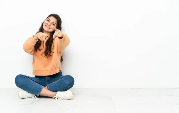 Έφηβη Ρωσίδα Που Κάθεται Στο Πάτωμα Δείχνοντας Μπροστά Χαρούμενη Έκφραση — Φωτογραφία Αρχείου