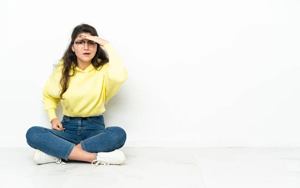 Adolescente Russo Menina Sentada Chão Olhando Para Longe Com Mão — Fotografia de Stock