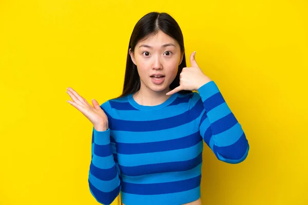 Young Chinese Woman Isolated Yellow Background Making Phone Gesture Doubting — Fotografia de Stock