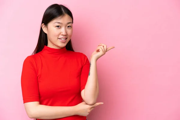 Young Chinese Woman Isolated Pink Background Pointing Finger Side — Stockfoto