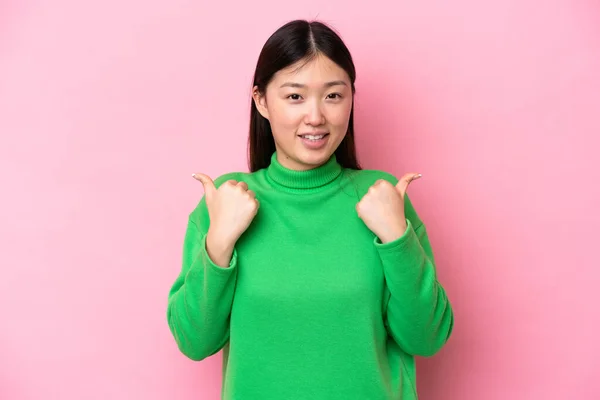 Молода Китайка Ізольована Рожевому Фоні Пальцями Вгору Жестом Посмішкою — стокове фото