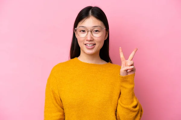 Νεαρή Κινέζα Απομονωμένη Ροζ Φόντο Γυαλιά Και Κάνοντας Σημάδι — Φωτογραφία Αρχείου