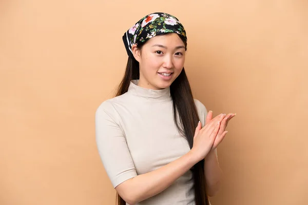 Young Chinese Woman Isolated Beige Background Applauding — Stock Fotó