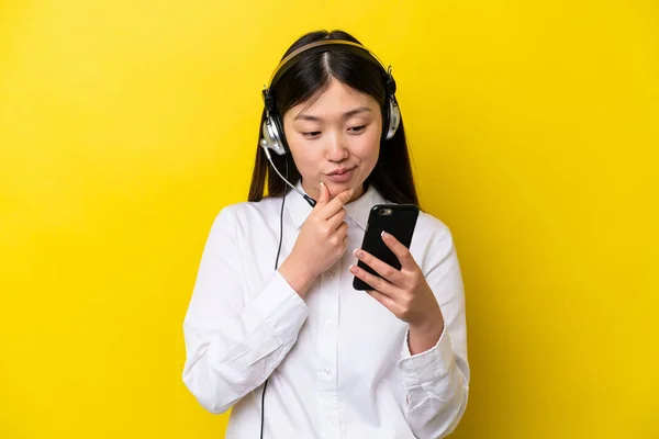 Telemarketer Chinese Woman Working Headset Isolated Yellow Background Thinking Sending — Foto Stock