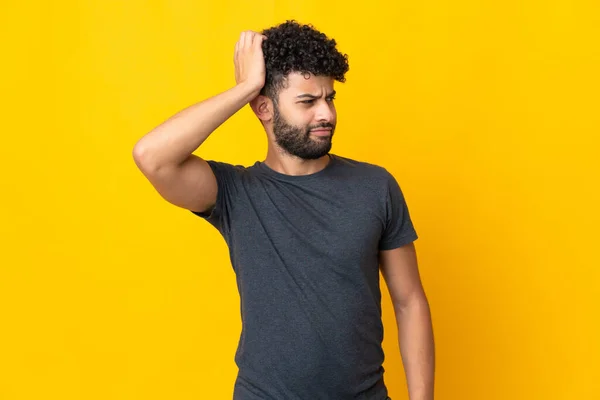 Young Moroccan Man Isolated Yellow Background Having Doubts While Scratching — Fotografia de Stock