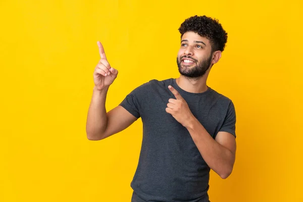 Joven Hombre Marroquí Aislado Sobre Fondo Amarillo Señalando Con Dedo — Foto de Stock