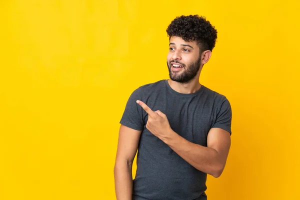 Young Moroccan Man Isolated Yellow Background Surprised Pointing Side — Fotografia de Stock