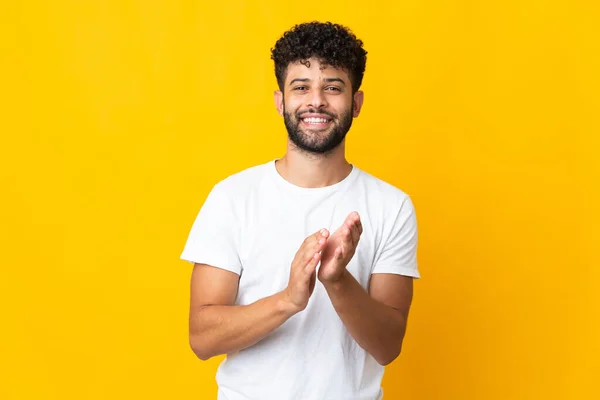 Young Moroccan Man Isolated Yellow Background Applauding Presentation Conference — Stockfoto