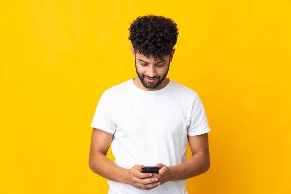 Young Moroccan Man Isolated Yellow Background Sending Message Mobile — Stok fotoğraf