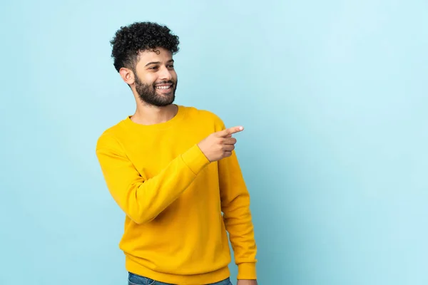 Young Moroccan Man Isolated Blue Background Pointing Finger Side Presenting — 스톡 사진
