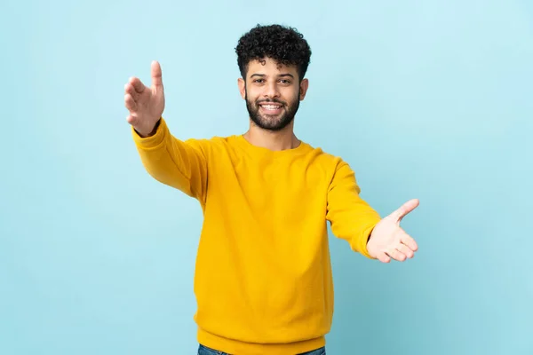 Joven Hombre Marroquí Aislado Sobre Fondo Azul Presentando Invitando Venir — Foto de Stock