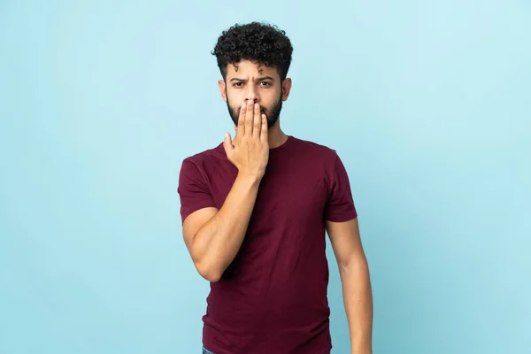 Ung Marockansk Man Isolerad Blå Bakgrund Täcker Munnen Med Handen — Stockfoto