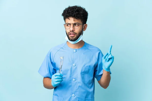 Moroccan Dentist Man Holding Tools Isolated Blue Background Thinking Idea — 스톡 사진