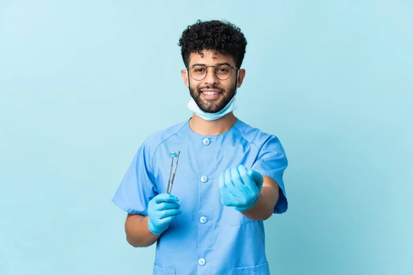 Moroccan Dentist Man Holding Tools Isolated Blue Background Inviting Come — Fotografia de Stock