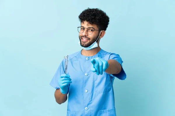 Moroccan Dentist Man Holding Tools Isolated Blue Background Pointing Front — 스톡 사진
