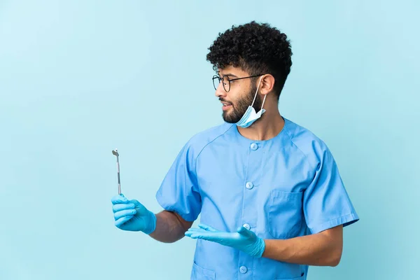 Moroccan Dentist Man Holding Tools Isolated Blue Background Surprise Expression — Fotografia de Stock